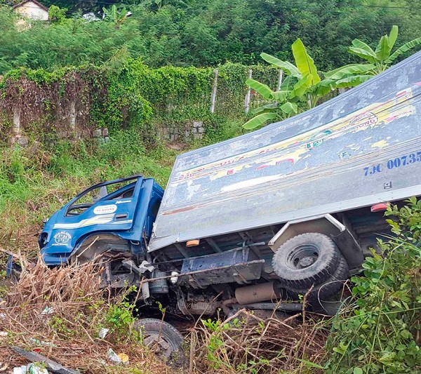Khánh Hòa: Xe tải lao vào tàu thống nhất, ba người thương vong