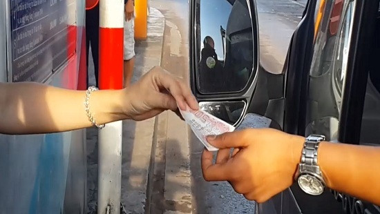 Dùng tiền lẻ mua vé, trạm thu phí BOT tuyến tránh Biên Hòa ùn tắc nghiêm trọng