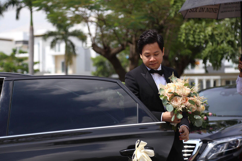 Hoa hậu Thu Thảo xinh đẹp rạng rỡ, lên siêu xe về nhà chồng