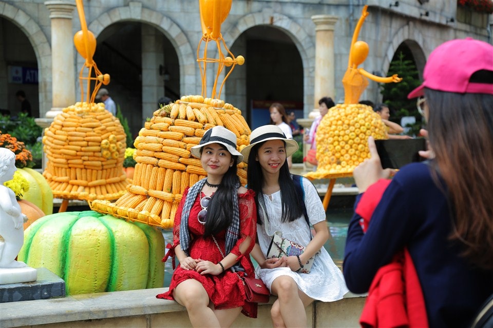 Halloween Sun World Ba Na Hills đẹp rực rỡ với hơn 10 tấn bí, ngô, táo trang trí