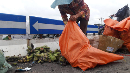 Người dân giúp tài xế thu gom hơn 20 tấn hoa quả sau tai nạn