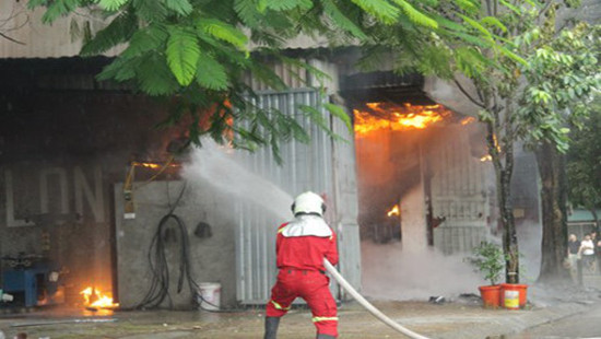 Hà Nội: Cháy lớn ở garage ô tô trong khu tái định cư