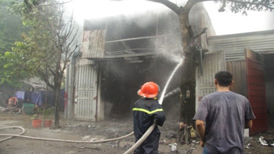 Hà Nội: Cháy lớn ở garage ô tô trong khu tái định cư