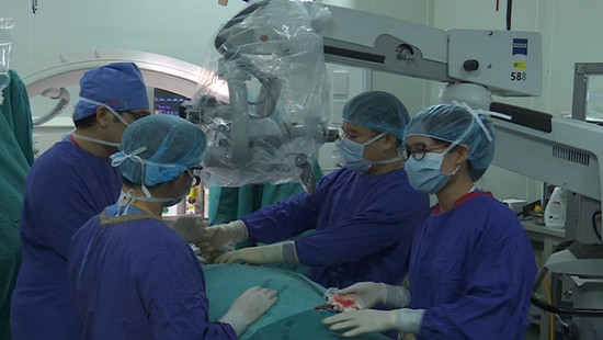 Hơn 1000 ca phẫu thuật cột sống bằng robot không có biến chứng