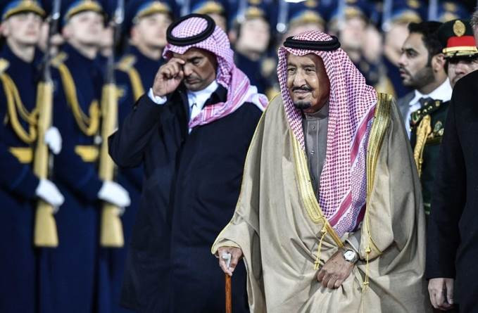 Quốc vương Ả Rập mang 800kg thực phẩm cùng 1.500 người tháp tùng thăm Nga