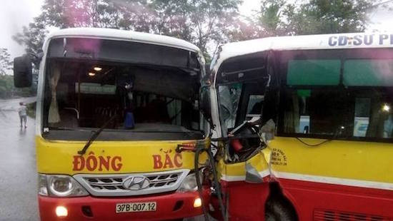 Xe buýt đâm nhau, nhiều hành khách hoảng loạn