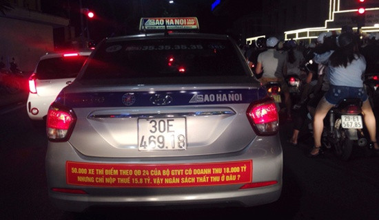 Sở GTVT Hà Nội yêu cầu taxi gỡ biểu ngữ phản đối Grab, Uber