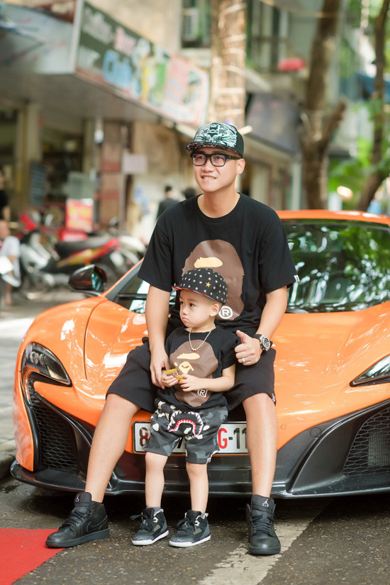 Chồng Ngọc Thạch và con trai lái siêu xe 16 tỷ đồng đến chúc mừng vợ