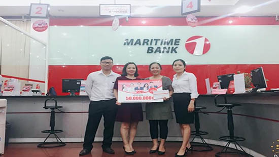 Khách hàng đầu tiên may mắn nhận sổ tiết kiệm 50 triệu đồng từ Maritime Bank