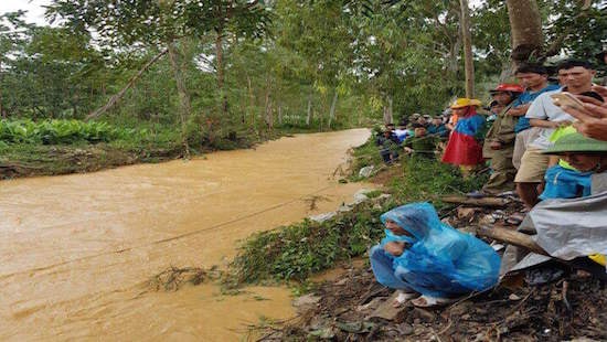  Đã tìm thấy 1 trong 3 người bị nước lũ cuốn trôi 