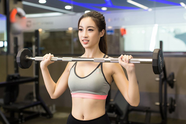 Mỹ Linh khoe hình thể chuẩn từng milimet khi tập gym, bứt phá đến Miss World 2017