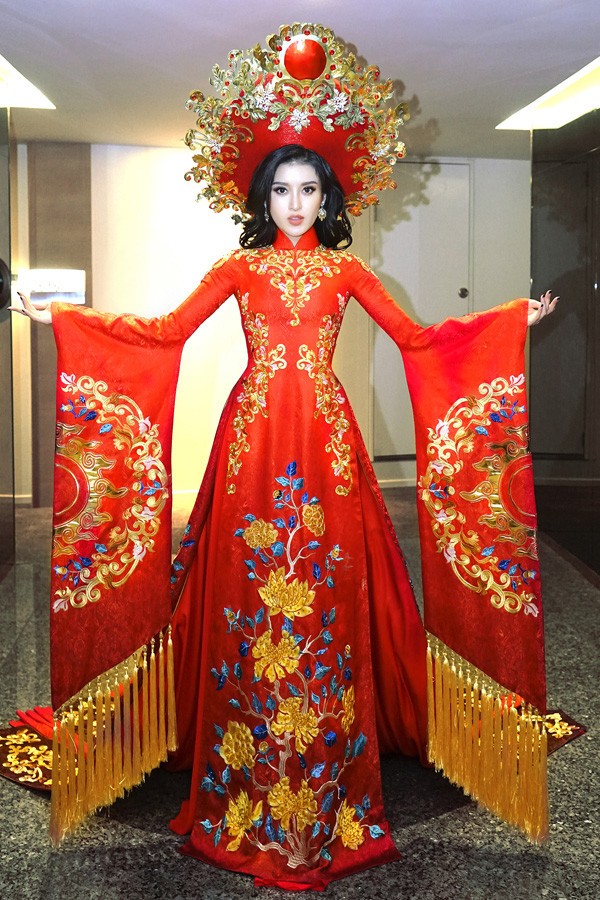 Huyền My mang bộ trang phục dân tộc nặng 30 kg tới Miss Grand International 2017