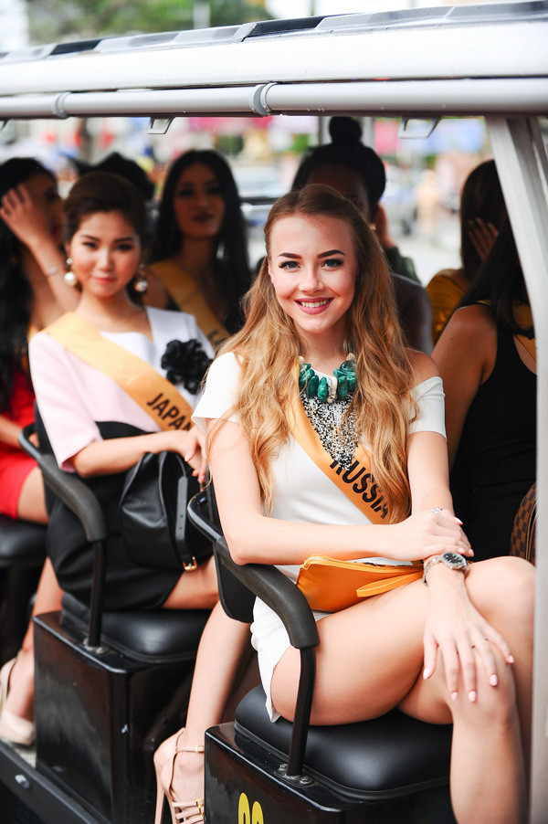 Miss Grand International 2017 đội nón lá, làm bánh bột lọc Việt Nam