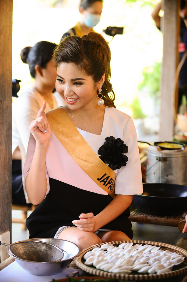 Miss Grand International 2017 đội nón lá, làm bánh bột lọc Việt Nam