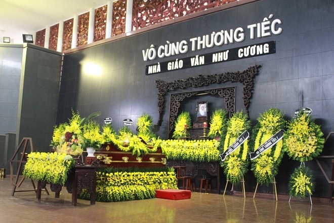 Hàng nghìn học sinh trào nước mắt tiễn đưa thầy Văn Như Cương về với đất mẹ