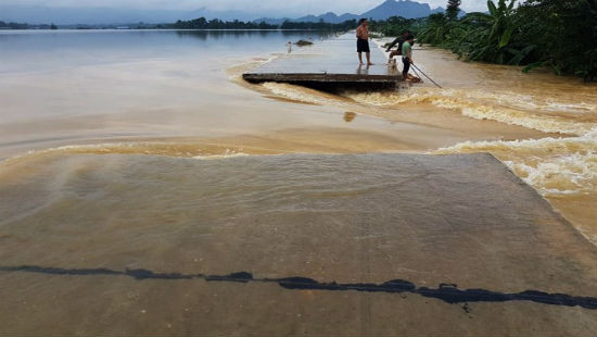 Hà Nội: Sạt lở đê phụ sông Bùi, nhấn chìm nhiều nhà dân