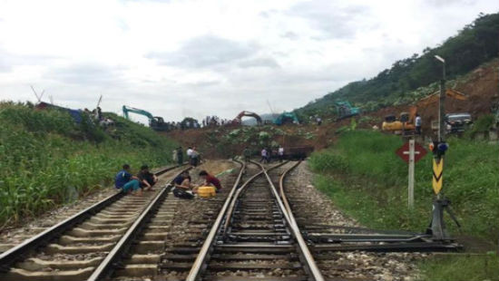 Thông tuyến đường sắt Hà Nội - Lào Cai sau sự cố bị chia cắt do sạt lở