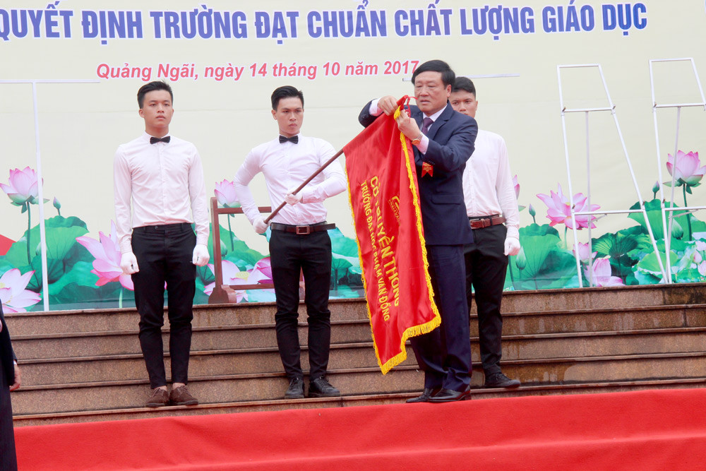 Trường ĐH Phạm Văn Đồng (Quảng Ngãi) đón nhận Huân chương Lao động hạng Nhất 