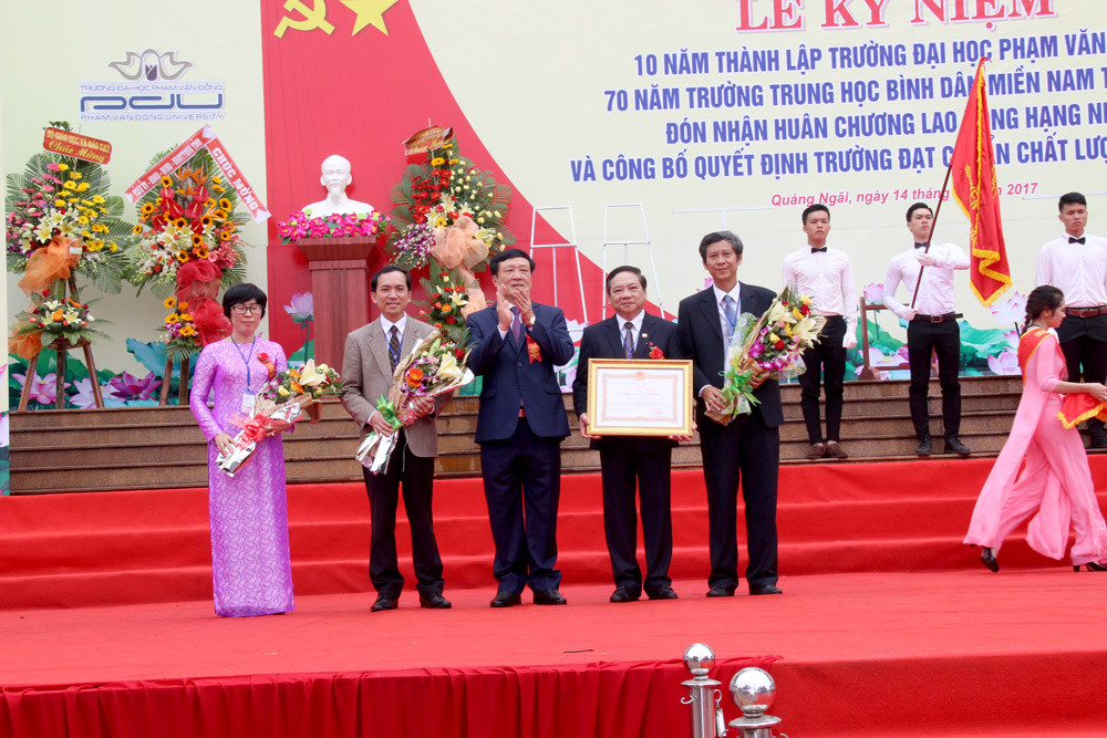 Trường ĐH Phạm Văn Đồng (Quảng Ngãi) đón nhận Huân chương Lao động hạng Nhất 
