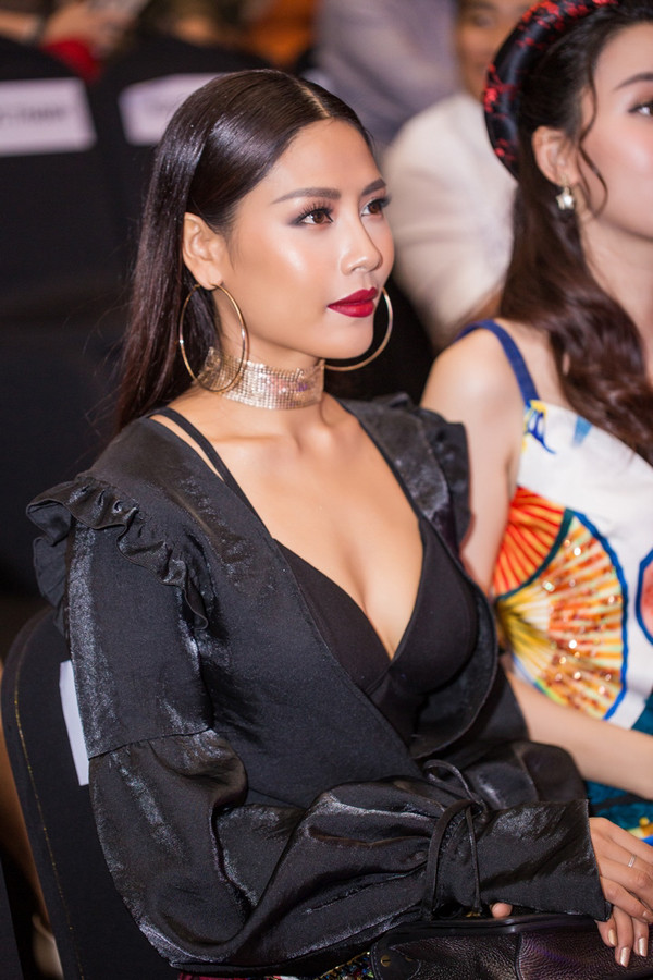 Á hậu Nguyễn Thị Loan diện trang phục lạ mắt, nổi bật trên thảm đỏ