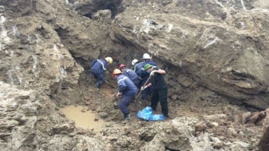 18 người bị vùi lấp tại Hòa Bình: Thi thể nạn nhân thứ 14 được tìm thấy