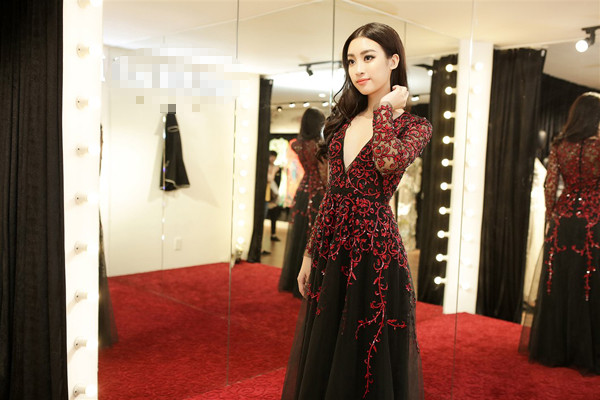 Mỹ Linh gấp rút thử trang phục chuẩn bị cho Miss World 2017
