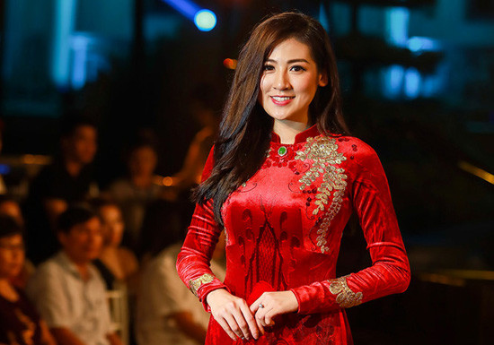 Hoa hậu nhân ái Thủy Tiên diện áo dài trị giá 20.000 USD ủng hộ đồng bào bị lũ lụt