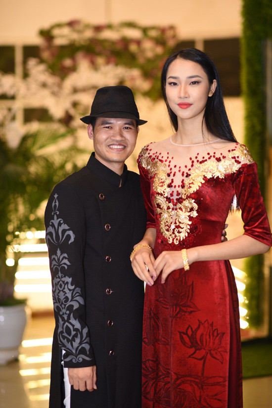 Hoa hậu nhân ái Thủy Tiên diện áo dài trị giá 20.000 USD ủng hộ đồng bào bị lũ lụt