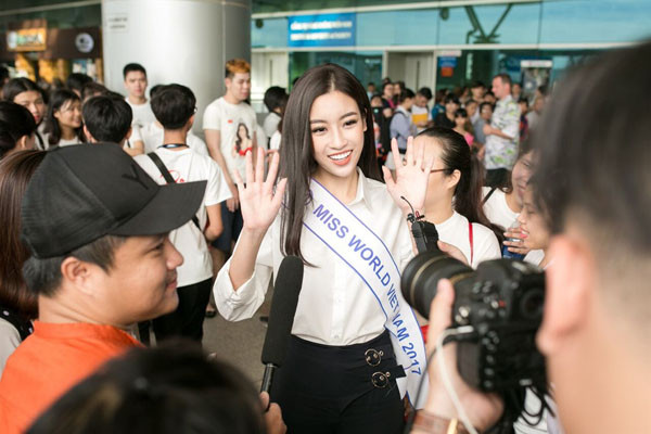 Mỹ Linh mang 10 vali hành lý đến Trung Quốc dự thi Miss World 2017