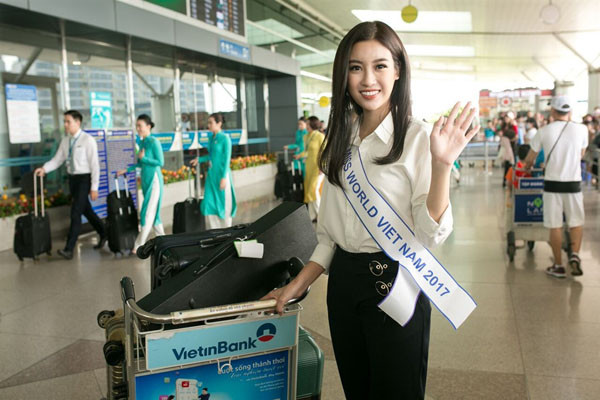 Mỹ Linh mang 10 vali hành lý đến Trung Quốc dự thi Miss World 2017