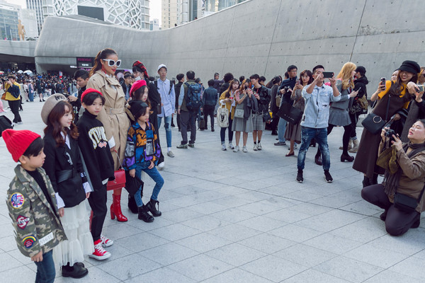 Phạm Hương gây “náo loạn” đường phố Seoul Fashion Week