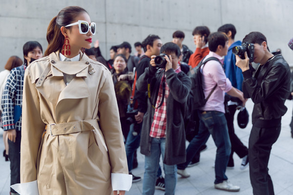Phạm Hương gây “náo loạn” đường phố Seoul Fashion Week