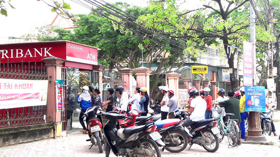 Máy ATM gặp sự cố, người dân phải xếp hàng dài chờ rút tiền