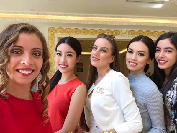 Đỗ Mỹ Linh rạng rỡ hội ngộ các thí sinh Miss World 2017