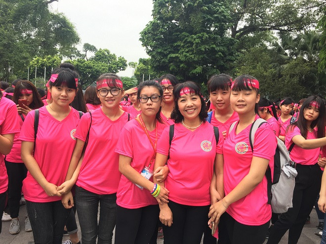 Hơn 10.000 tình nguyện viên tham gia đi bộ chống bạo hành phụ nữ và trẻ em gái
