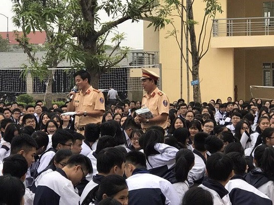 900 học sinh trường THPT Chuyên Hà Tĩnh ký cam kết chấp hành luật an toàn giao thông
