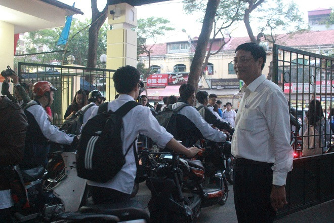 Hiệu trưởng trường THPT Việt Đức đứng trước cổng trường nhắc học sinh đi về cẩn thận