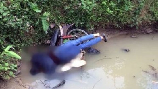 Phát hiện thi thể người đàn ông cùng xe máy dưới cống nước