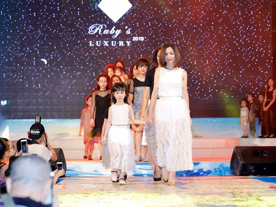 NSND Minh Châu & Quang Anh The Voice Kids tái xuất trên sàn catwalk 