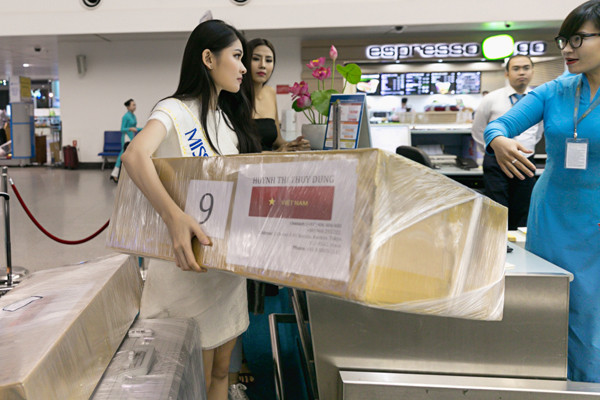 Thuỳ Dung mang gần 140kg hành lý sang Nhật dự thi Hoa hậu quốc tế 2017