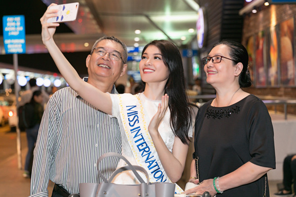Thuỳ Dung mang gần 140kg hành lý sang Nhật dự thi Hoa hậu quốc tế 2017