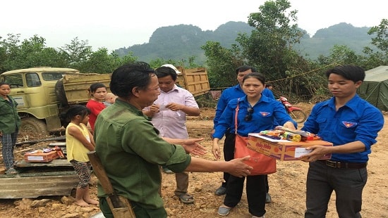 Đoàn thanh niên TAND cấp cao tại Hà Nội chia sẻ với đồng bào khó khăn ở Hòa Bình