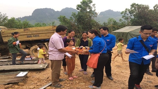 Đoàn thanh niên TAND cấp cao tại Hà Nội chia sẻ với đồng bào khó khăn ở Hòa Bình