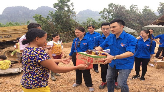 Đoàn thanh niên TAND cấp cao tại Hà Nội chia sẻ với đồng bào khó khăn ở Hòa Bình