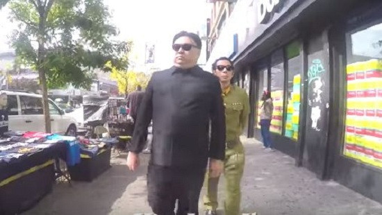 Ông “Kim Jong-un” thong thả đi bộ trước sự ngỡ ngàng của người dân Mỹ