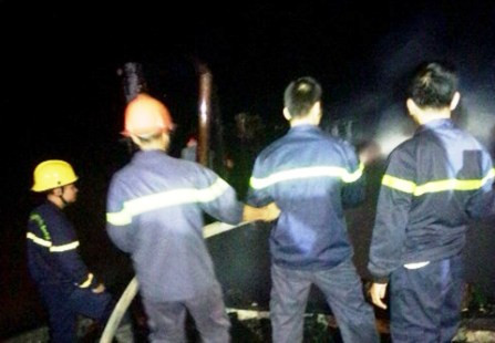 Thanh Hóa: Tàu cá bất ngờ bốc cháy trong đêm