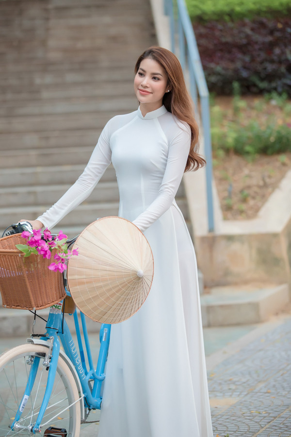 Hoa hậu Phạm Hương đẹp cuốn hút trong clip quảng bá Đà Nẵng