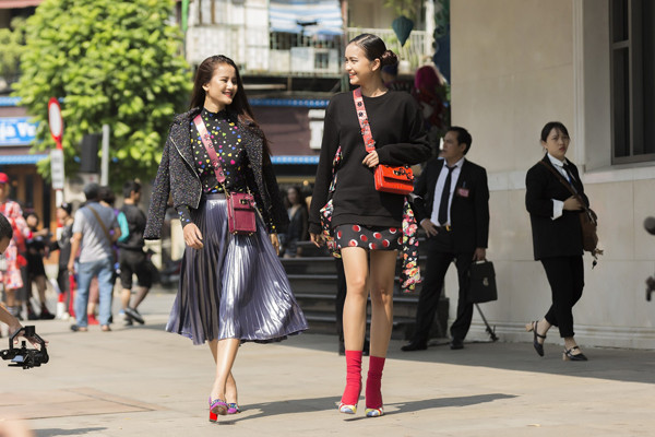 Ngọc Châu, Hương Ly biến đường phố thành sàn diễn thời trang