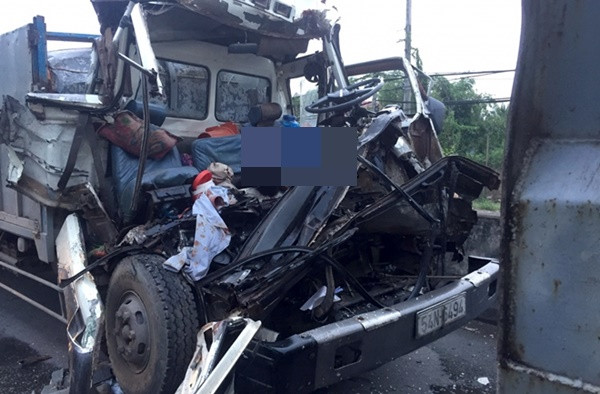 Cabin xe tải vỡ nát, tài xế và phụ xe tử vong
