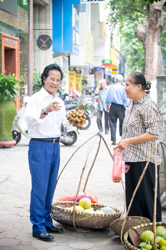 Danh ca Chế Linh thảnh thơi “trà đá vỉa hè” ở Hà Nội